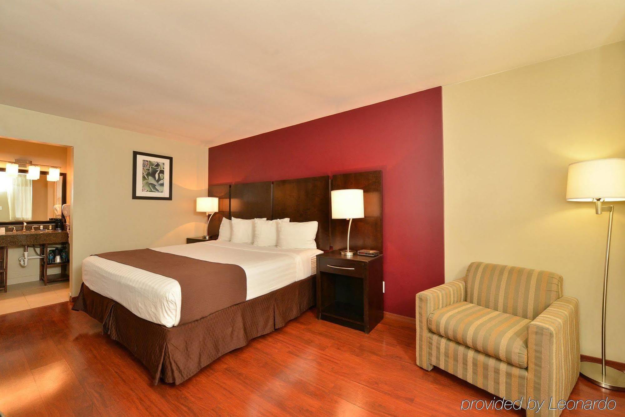 Quality Inn & Suites Phoenix Nw - Sun City Youngtown Экстерьер фото