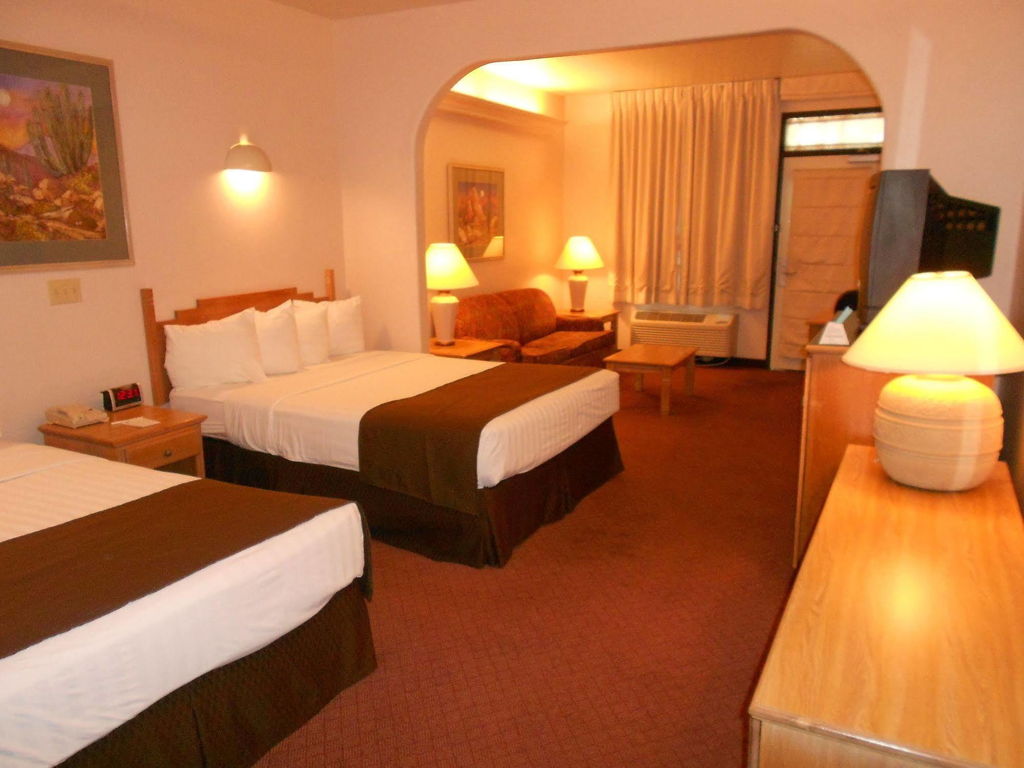 Quality Inn & Suites Phoenix Nw - Sun City Youngtown Экстерьер фото