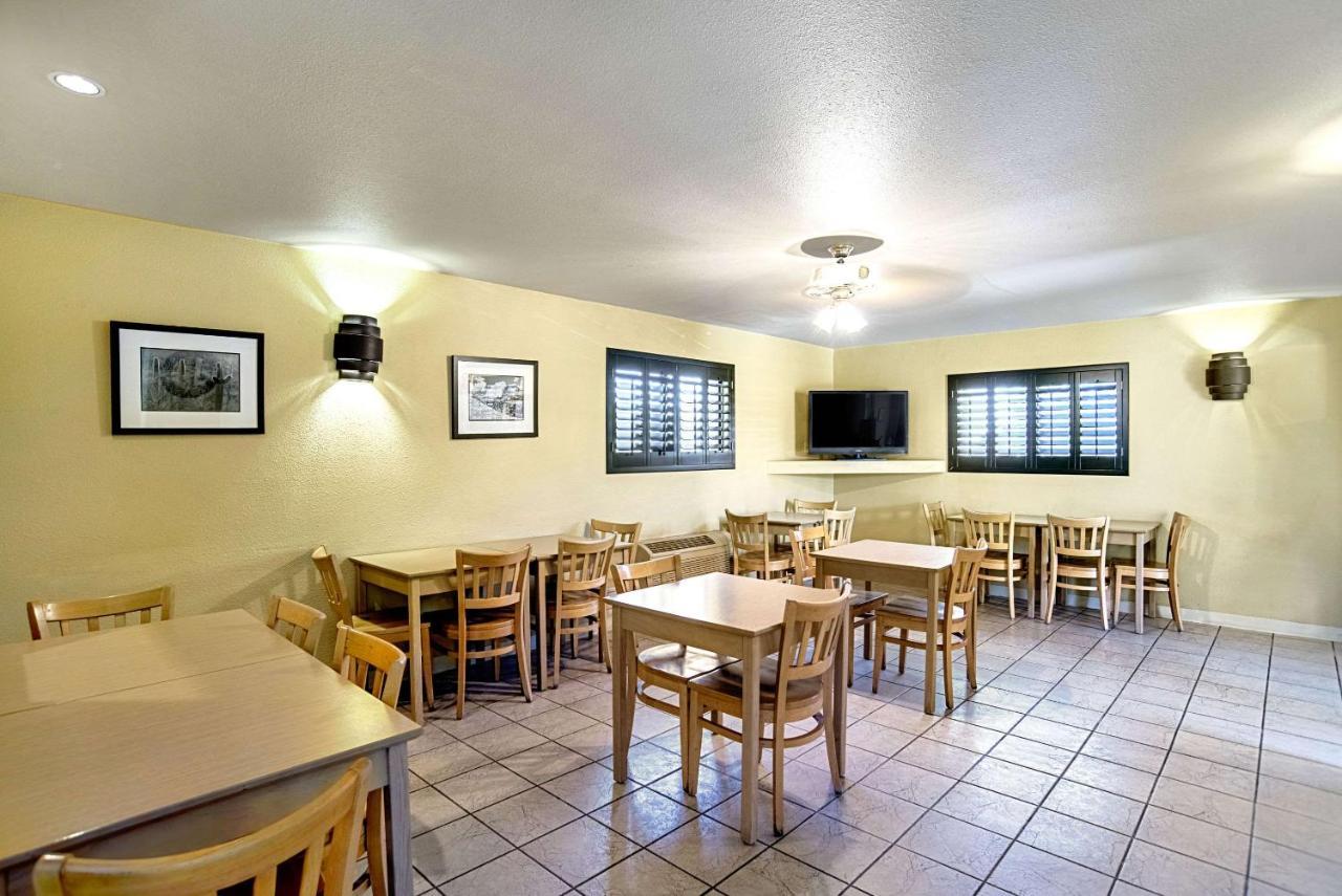 Quality Inn & Suites Phoenix Nw - Sun City Youngtown Экстерьер фото